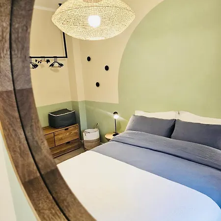 Claudia's Luxurious Garden شقة