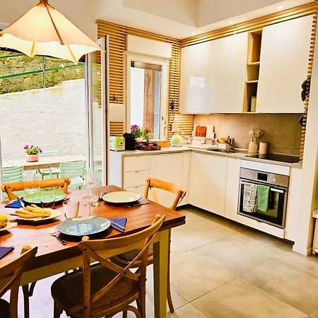 Claudia's Luxurious Garden * Μοντερόσο αλ Μάρε