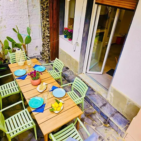 Claudia's Luxurious Garden شقة